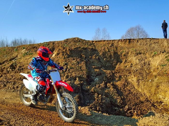 Jeunes en moto cross à la MX-Academy avec leur propre équipement